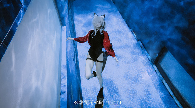 レッド（水着）『アークナイツ』／夜光