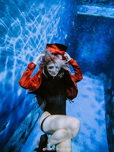 レッド（水着）『アークナイツ』／夜光