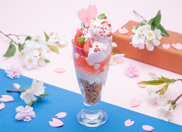 「名探偵コナンカフェ」桜花爛漫パフェ（C）青山剛昌／小学館・読売テレビ・TMS 1996（C）2022 青山剛昌／名探偵コナン製作委員会