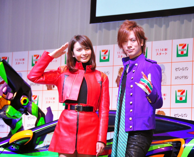 1,600万円の「エヴァ」デザインスーパーカーに大興奮の加藤夏希＆DAIGO