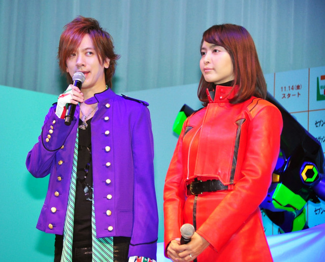 1,600万円の「エヴァ」デザインスーパーカーに大興奮の加藤夏希＆DAIGO