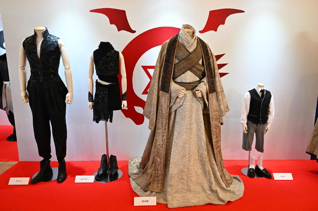 原画展 「鋼の錬金術師展 RETURNS」衣装展示©2022 荒川弘/SQUARE ENIX ©2022 映画「鋼の錬金術師 2&3」製作委員会
