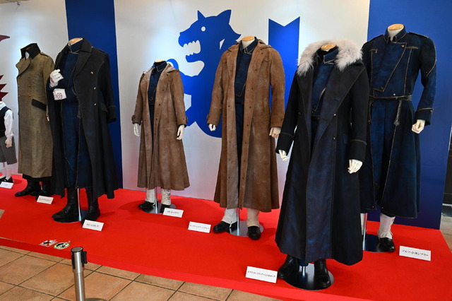 原画展 「鋼の錬金術師展 RETURNS」衣装展示©2022 荒川弘/SQUARE ENIX ©2022 映画「鋼の錬金術師 2&3」製作委員会