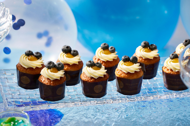 「Free!-the Final Stroke-“Good Luck on your journey” Special course & dessert buffet」葉月 渚＆竜ヶ崎 怜 ブルーベリーカップケーキレモンジャム、 フレッシュブルーベリー（C）おおじこうじ・京都アニメーション／岩鳶町後援会 2021