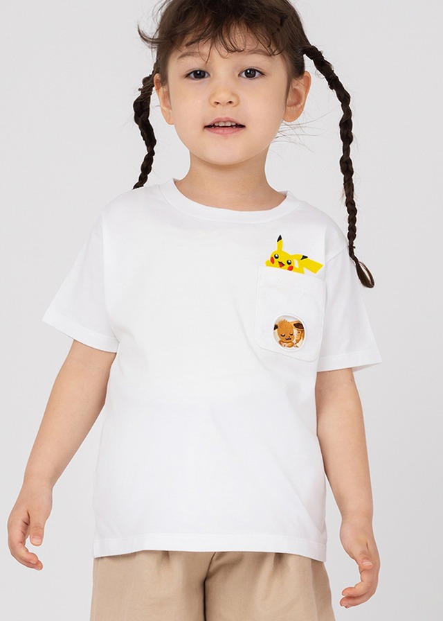 キッズTシャツ「ピカチュウ&イーブイ ポケット」2,750円（税込）（サイズ：100/110/120/130/140）（C）Pokemon. （C）Nintendo/Creatures Inc./GAME FREAK inc.ポケットモンスター・ポケモン・Pokémonは任天堂・クリーチャーズ・ゲームフリークの登録商標です。