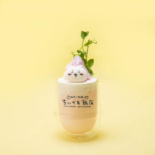 THE GUEST cafe&diner 池袋パルコ店コラボカフェ「ちいかわ飯店」温泉風ホット杏仁ミルクマシュマロ付（C）nagano / chiikawa committee