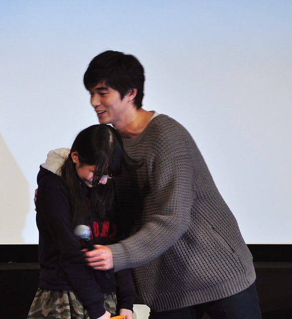 “No.1 アオハライダー”女子高生をハグする、東出昌大／『アオハライド』ファンミーティング