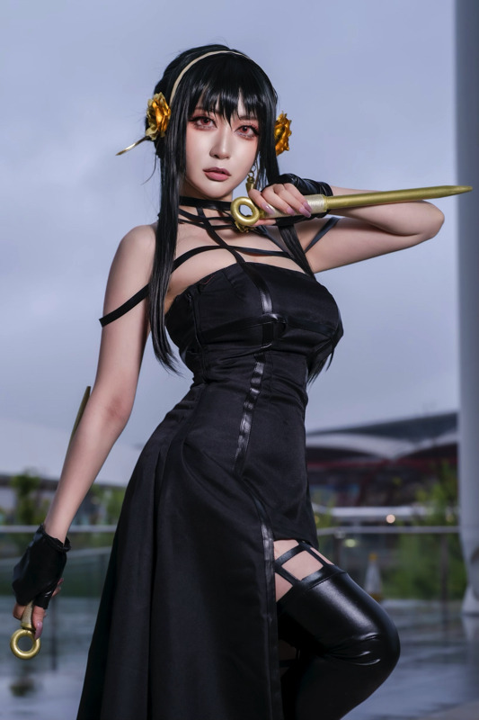 ヨル・フォージャー『SPY×FAMILY』／モデル：カモミール、撮影：tama