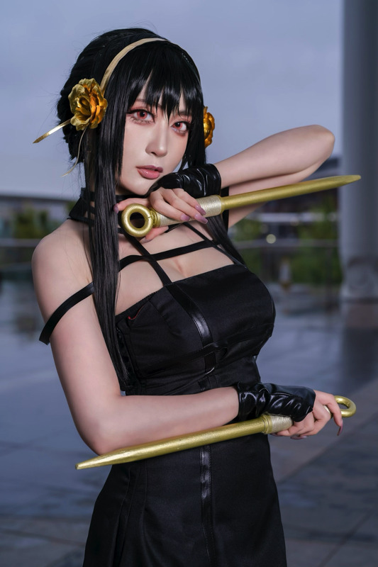 ヨル・フォージャー『SPY×FAMILY』／モデル：カモミール、撮影：tama