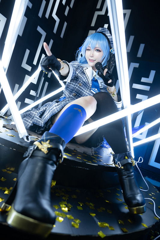 星街すいせい【ホロライブ】／モデル：箱ネコ、撮影：凸ポン（Twitter：@dekoponP）