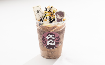 「エノーレファンタスティックバレンシアオレンジビターチョコレートブラウニーwithナッティフレーバーソースピスタチオソースオンウォルナッツチップチョコチップクッキーチップソイミルククリーミーフラパチーノメニーメニーソースメニーメニーホイップメニーメニーチップ」500円（税込）（C）オダトモヒト・小学館／私立伊旦高校