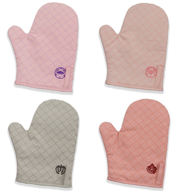 「F賞：鍋つかみ（全4種／約20cm）」 1プレイ750円（税込）（C）2015 EXNOA LLC/NITRO PLUS