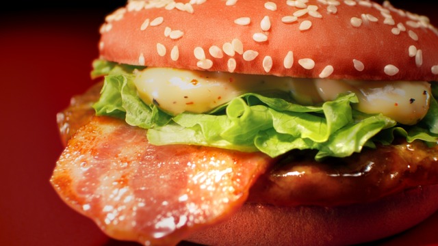 日本マクドナルド×TV アニメ『機動戦士ガンダム』シャア・アズナブル コラボレーション CMカット（C）創通・サンライズ