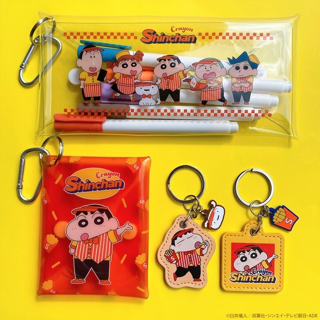 「『クレヨンしんちゃん』サンキューマート コラボ第5弾」クリアマルチケース、クリアマルチケース（L）、レザー調キーリング／各税抜390円（税込429円）（C）臼井儀人／双葉社・シンエイ・テレビ朝日・ADK
