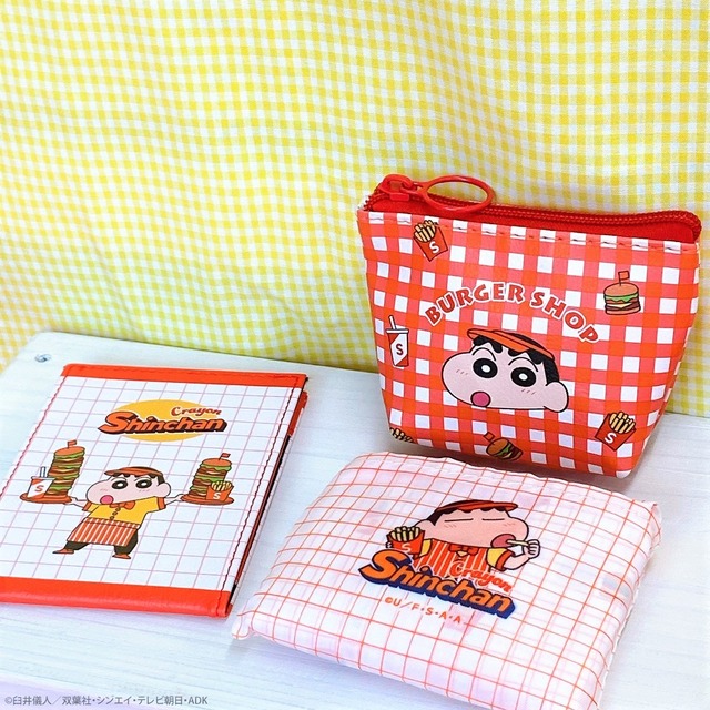 「『クレヨンしんちゃん』サンキューマート コラボ第5弾」折りたたみミラー、ミニ台形ポーチ、エコバッグ（折りたたみイメージ）／各税抜390円（税込429円）（C）臼井儀人／双葉社・シンエイ・テレビ朝日・ADK