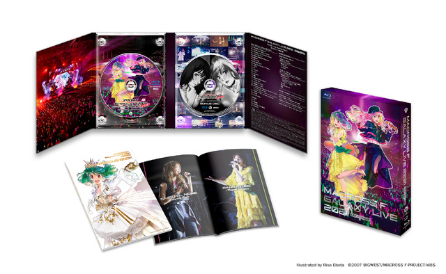 Live Blu-ray「マクロス F ギャラクシーライブ 2021［リベンジ］ ～まだまだふたりはこれから！私たちの歌を聴け！！～」（限定盤）パッケージデザイン写真（C）2007 BIGWEST/MACROSS F PROJECT ・ MBS
