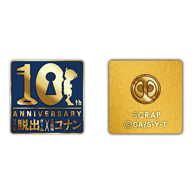 ・記念ピンバッジ︓1,200円（約W30×H30mm）（C）青山剛昌／小学館・読売テレビ・TMS 1996（C）SCRAP