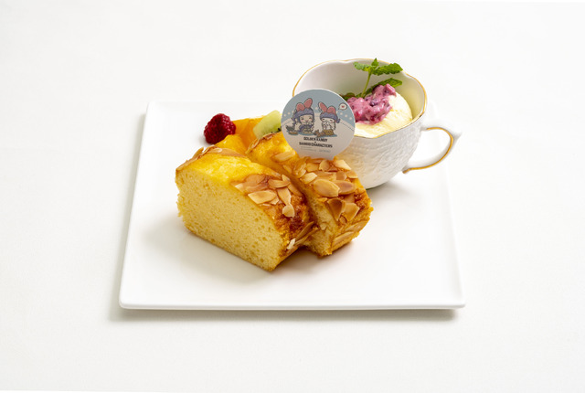 「『ゴールデンカムイ×サンリオキャラクターズ』×Chugai Grace Cafe」フレップ(コケモモ)ソースのアーモンドパウンドケーキ（C）野田サトル／集英社・ゴールデンカムイ製作委員会（C）2022 SANRIO CO., LTD. TOKYO, JAPAN(L)