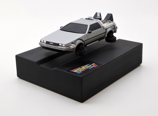 「フローティングモデル／バック・トゥ・ザ・フューチャーPartII デロリアン・タイムマシーン」(C)Universal City StudiosLLC and Amblin Entertainment,INC. All Rights Reserved.