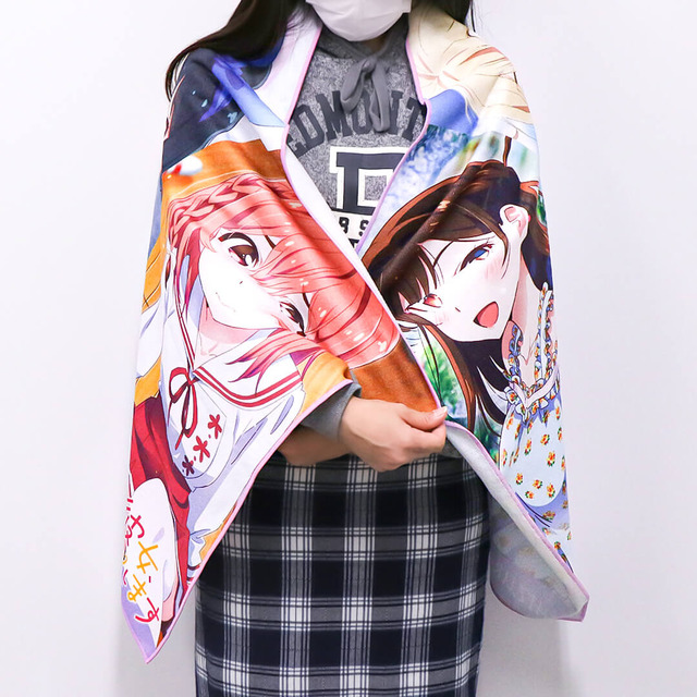 トレバ限定大判バスタオル「4人Ver.」（C）宮島礼吏・講談社／「彼女、お借りします」製作委員会（C）2022 CyberStep, Inc. All Rights Reserved.