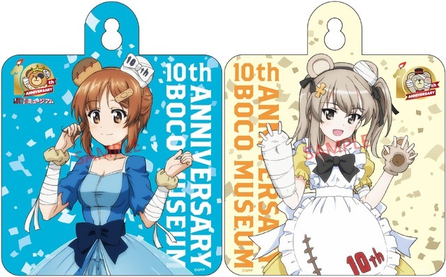 「【予約商品】ボコミュージアム10周年記念 カーサイン［全2種］」各1,080円（C）GIRLS und PANZER Finale Projekt