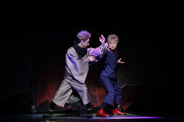 舞台『呪術廻戦』公開ゲネプロ写真（C）芥見下々／集英社（C）芥見下々／集英社・舞台「呪術廻戦」製作委員会