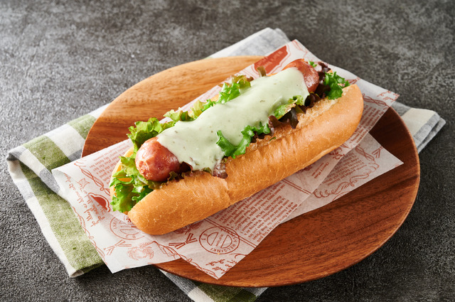 「menu」×『ONE PIECE FILM RED』コラボメニュー「ウソップのホットドック 特別ソース必殺〝緑星〟」