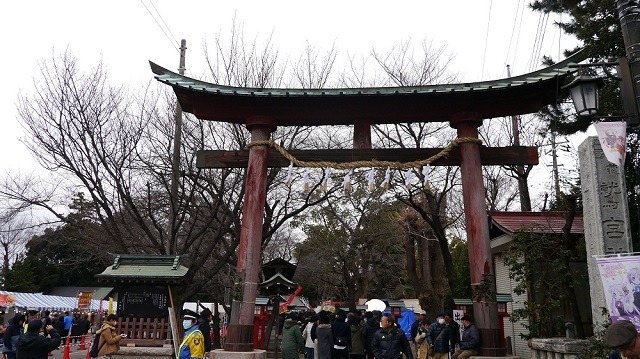 鷲宮神社、2015年の初詣は「グリザイアの果実」が熱かった　箸袋から焼きそば、多幸焼、時刻表まで