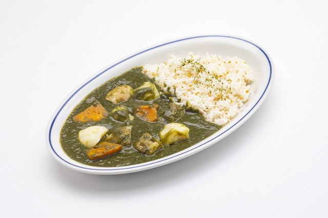 「メイドインアビス展～挑む者たちの軌跡～」コラボカフェ「カフェ･アドレス」クベキャサス(ほうれん草のカレー)～リコ玉孵り焼き付き～（C）つくしあきひと・竹書房／メイドインアビス「烈日の黄金郷」製作委員会