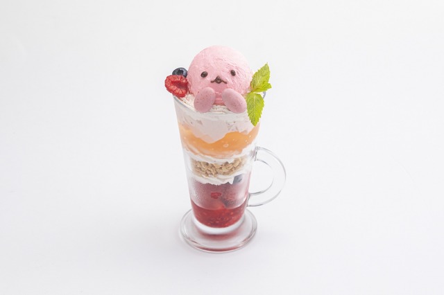 「メイドインアビス展～挑む者たちの軌跡～」コラボカフェ「カフェ･アドレス」マアアさんのパフェ（C）つくしあきひと・竹書房／メイドインアビス「烈日の黄金郷」製作委員会