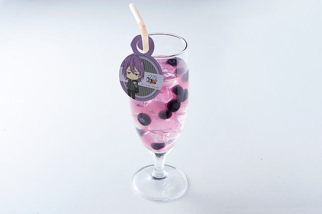 「『黒子のバスケ』×Chugai Grace Cafe」紫原敦 バイオレットブルーベリーウォーター（C）藤巻忠俊／集英社・黒子のバスケ製作委員会（C）「黒子のバスケ」アニメ10周年プロジェクト