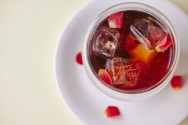 「ベルサイユのフルーツローズティー」1,080円（C）池田理代子プロダクション