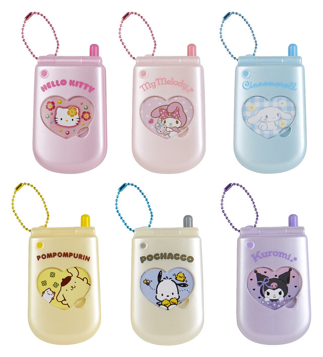 「ときめき平成コギャルデザインシリーズ」えらんでガラケーフォトホルダー 1,320 円（C）’22 SANRIO 著作（株）サンリオ