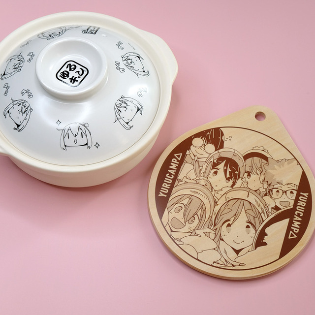 『ゆるキャン△』「鍋の妖精 なべしこ IH対応 土鍋」「リバーシブル鍋敷き ver.2」（C）あfろ・芳文社／野外活動委員会