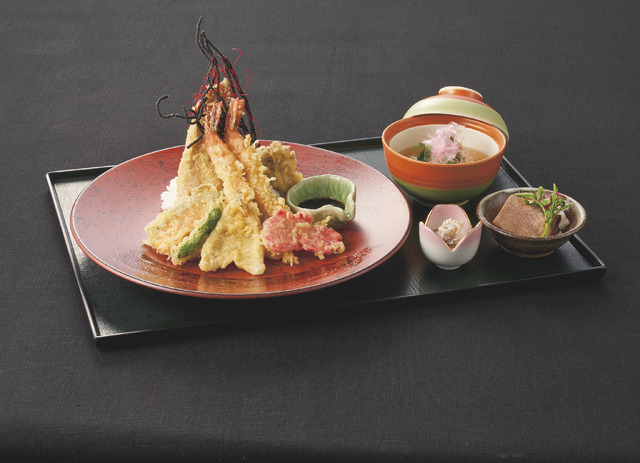 デカい天丼御膳©芥見下々／集英社・呪術廻戦製作委員会