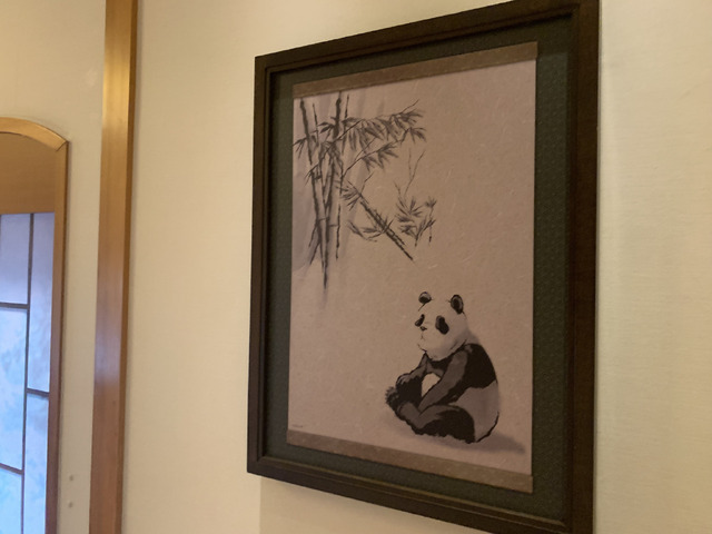 呪術高専食堂内観©芥見下々／集英社・呪術廻戦製作委員会