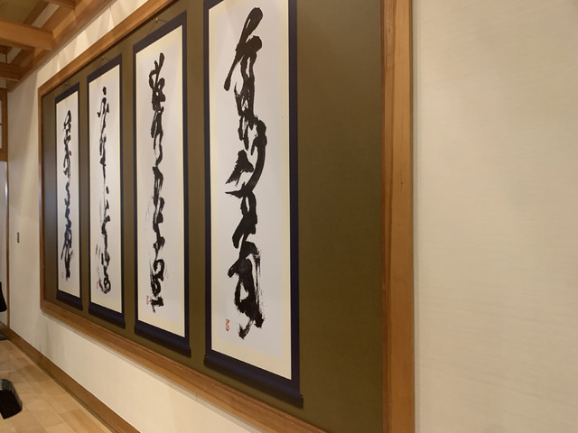 呪術高専食堂内観©芥見下々／集英社・呪術廻戦製作委員会