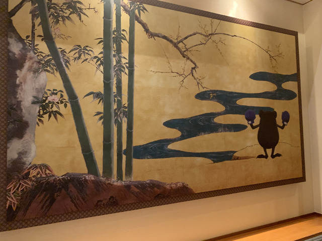 呪術高専食堂内観©芥見下々／集英社・呪術廻戦製作委員会