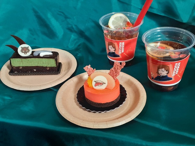 虎杖 悠仁のブラッドオレンジムース／伏黒 恵の抹茶チョコレートケーキ／釘崎 野薔薇のローズレモンティー©芥見下々／集英社・呪術廻戦製作委員会