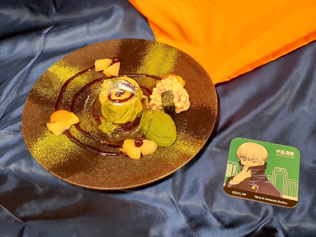 しゃけ！ツナマヨ！こんぶ！（抹茶のデザート 金柑添え）©芥見下々／集英社・呪術廻戦製作委員会