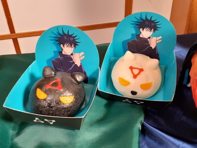 （右）来い‼ 玉犬まん ～ミートピザ～（左）来い‼ 玉犬まん ～生姜たっぷり肉まん©芥見下々／集英社・呪術廻戦製作委員会