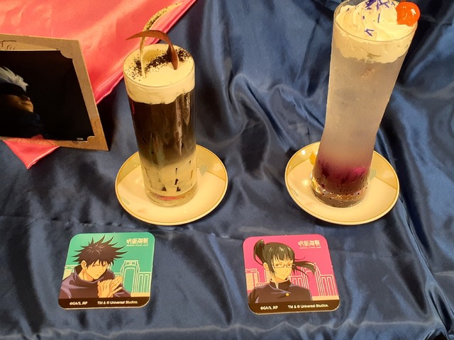 白黒カフェオレ／バイオレットソーダ©芥見下々／集英社・呪術廻戦製作委員会