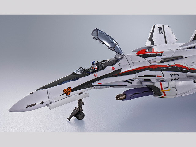 「DX超合金 VF-25F スーパーメサイアバルキリー（早乙女アルト機）リバイバルVer.」28,600円（税込）（C）2007 BIGWEST/MACROSS F PROJECT・MBS
