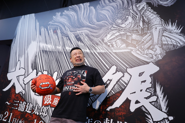 「大ベルセルク展～三浦建太郎　画業32年の軌跡～」を体験するケンドーコバヤシ（C）三浦建太郎・スタジオ我画／白泉社