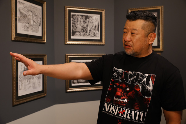 「大ベルセルク展～三浦建太郎　画業32年の軌跡～」を体験するケンドーコバヤシ（C）三浦建太郎・スタジオ我画／白泉社