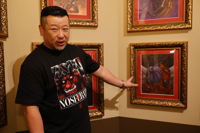 「大ベルセルク展～三浦建太郎　画業32年の軌跡～」を体験するケンドーコバヤシ（C）三浦建太郎・スタジオ我画／白泉社