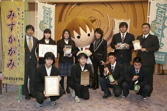 「イナズマロックフェス 2015」9月開催、西川貴教が滋賀県知事を表敬訪問