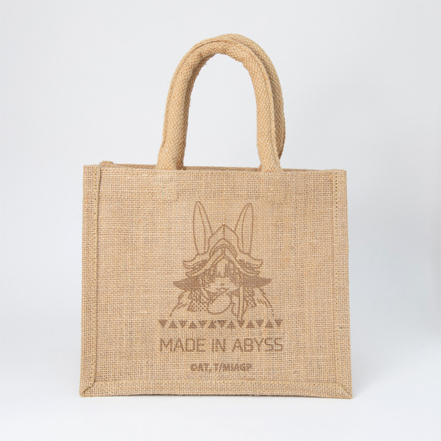 ホビーストック「メイドインアビス 烈日の黄金郷 ランチジュートバッグ ナナチ」（C）つくしあきひと・竹書房／メイドインアビス「烈日の黄金郷」製作委員会