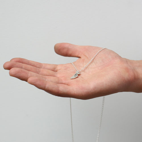 東京卍會ネックレス 14,300 円（税込）（C）和久井健・講談社／アニメ「東京リベンジャーズ」製作委員会