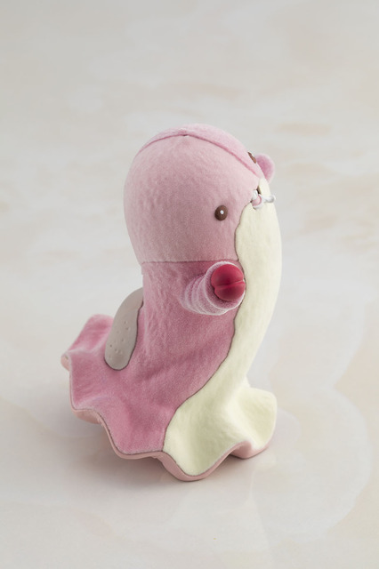 「『メイドインアビス 烈日の黄金郷』マアアさん＆メイニャ　ミニフロッキーフィギュア」（C）つくしあきひと・竹書房／メイドインアビス「烈日の黄金郷」製作委員会